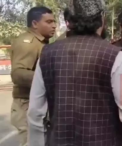 मीरापुर उपचुनाव- AIMIM प्रत्याशी की पुलिस से नोकझोंक- बेटे को लिया...