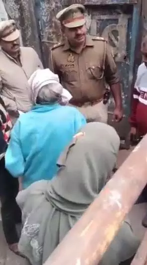 एक्शन में चुनाव आयोग- आईडी चेक करने पर 7 पुलिसकर्मी सस्पेंड