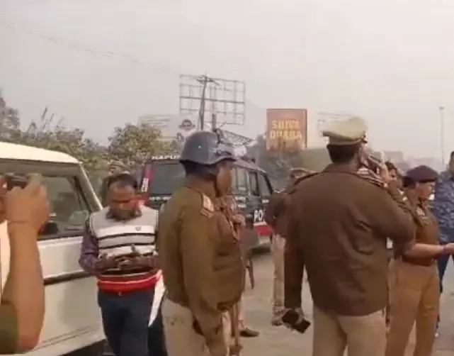 संभल जाने को लेकर सांसद चंद्रशेखर एवं पुलिस के बीच जोर आजमाइश