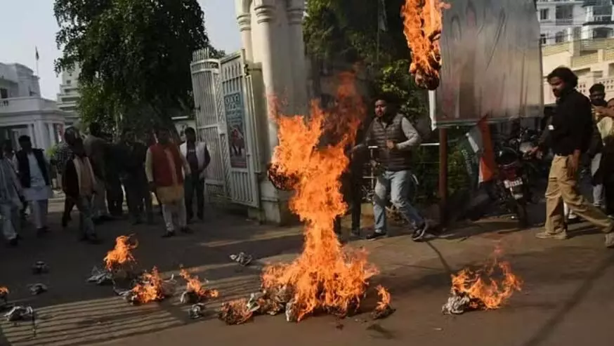 कांग्रेस कार्यकर्ता की मौत- सरकार के खिलाफ प्रदर्शन करते NSUI कार्यकर्ता झुलसा