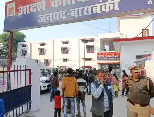 घूसखोरी को लेकर जानलेवा हमला- लेखपालों ने युवक को पकड़कर पीटा