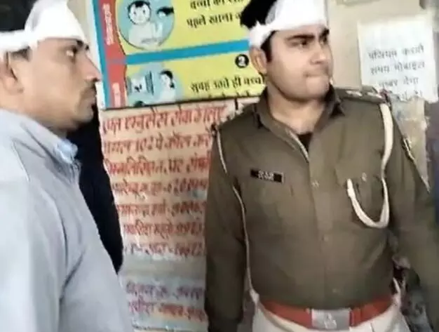 वारंटी को पकड़ने गई पुलिस पर हमला- पथराव कर हथियार छिनने की कोशिश