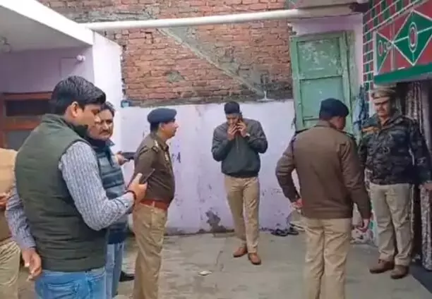 पुलिस बताकर वर्दी में घुसे बदमाशों ने परिवार को बंधक बनाकर की लूट