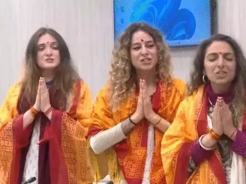 विदेशी महिलाओं के मुख से शिव तांडव सुन योगी ने जोड़े हाथ और बोले....