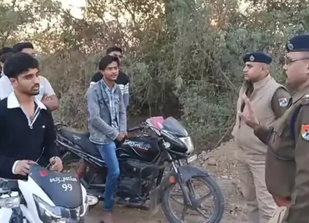 REEL के लिए स्टंट कर रहे युवा पुलिस के हत्थे चढ़ते ही गिड़गिड़ाकर....