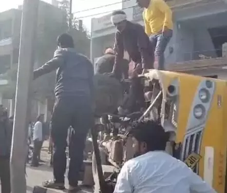 ड्राइवर से टकराई स्कूल बस सड़क पर पलटी- स्टूडेंट में मची चीख पुकार