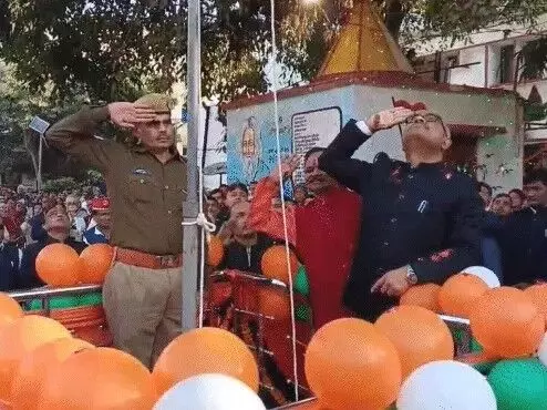 अपमान का बदला DM ने ऑटो चालक के सम्मान से उतारा- बनाया चीफ गेस्ट