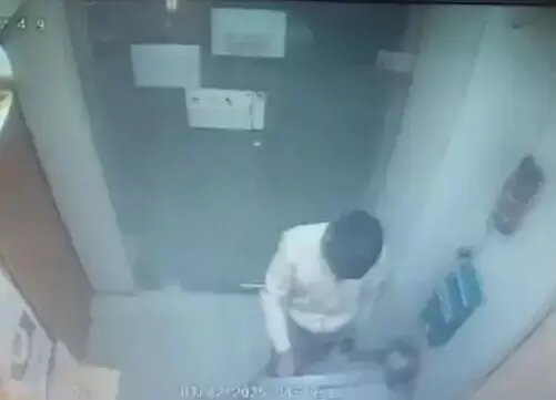 ATM से छेड़छाड़ कर साईन बोर्ड में लगाई आग- CCTV में हुआ कैद