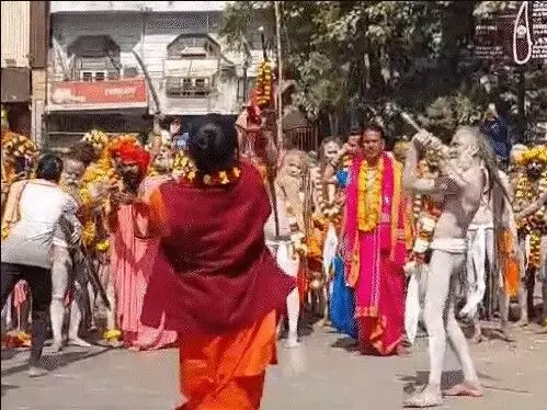 पेशवाई में नागा साधुओं ने भभूत का श्रंगार कर लहराई तलवारें