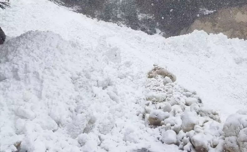 बर्फ का पहाड़ गिरने से गंगोत्री हाइवे बंद- खोलने में जुटी बीआरओ टीम